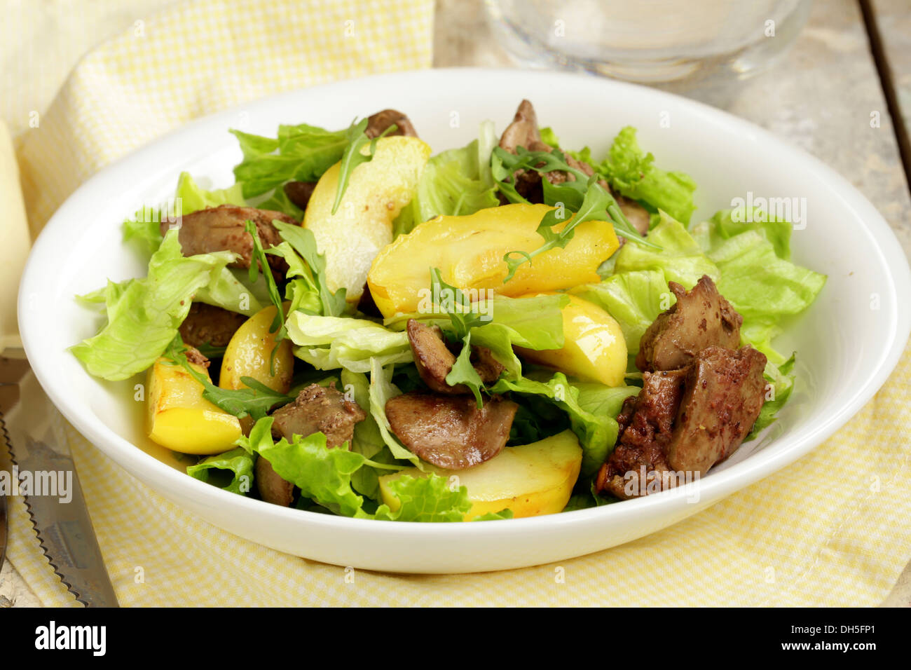 Gourmet-Salat mit Apfel und geröstete Hühnerleber Stockfoto