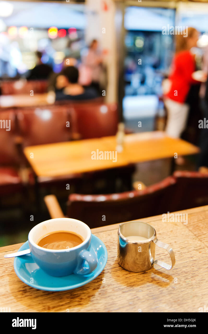 Langen schwarzen Kaffee mit leichter auf der Seite in einem der Cafés Melbournes. Stockfoto