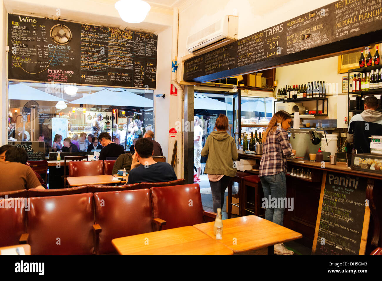 Innenraum eines Cafés in der Degraves Straße, eine von Melbournes Gassen. Stockfoto