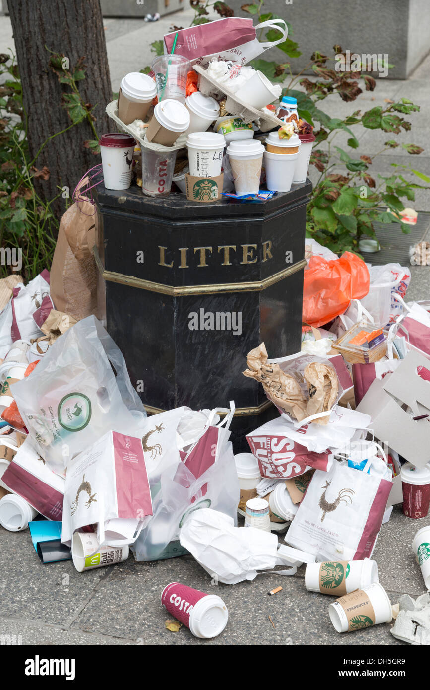 Zum Mitnehmen Taschen und Getränke-Container überfüllt von Wurf bin, London, England, UK Stockfoto