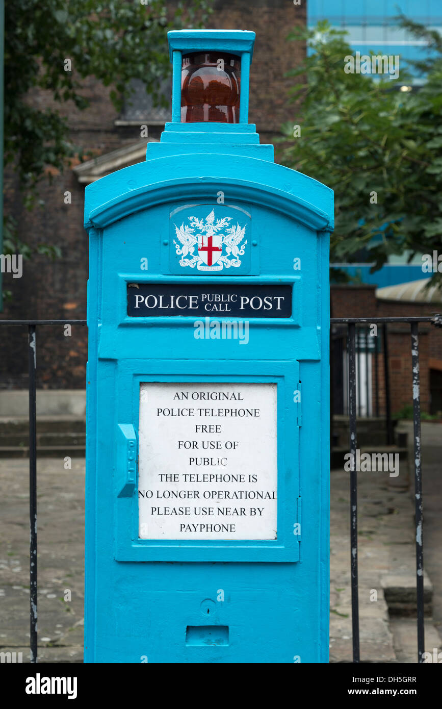 Historischen blauen öffentlichen Aufrufs Polizeiposten in Aldgate, London, England, UK Stockfoto