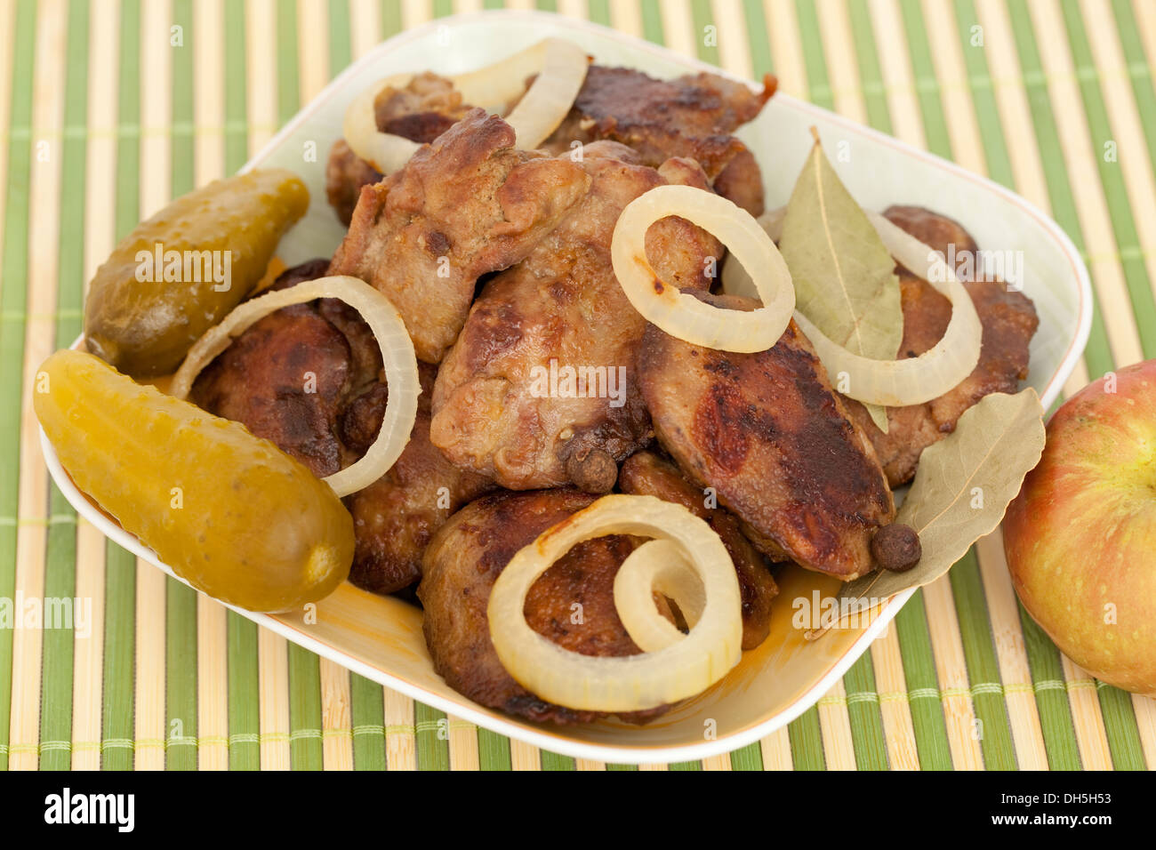 Leber mit Huhn mit Zwiebeln auf Platte Stockfoto