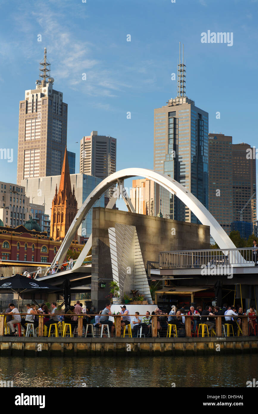 Ponyfish Insel ist eine Bar/Restaurant unterhalb des Evan Walker Fußgängerbrücke über den Fluss Yarra in der Stadt Bezirk Southbank. Stockfoto