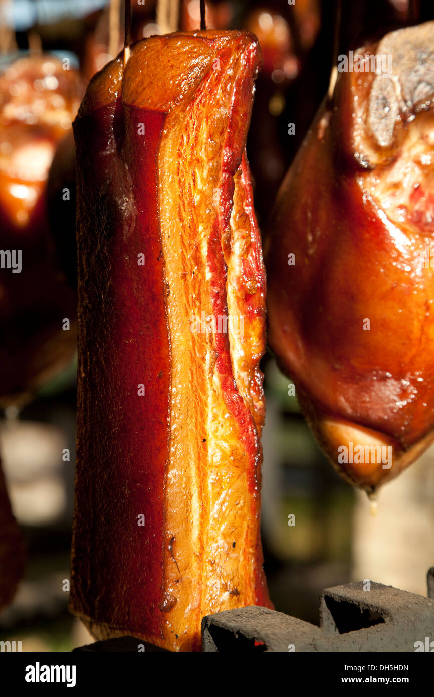 Rauchfleisch mit Schweinefleisch hängen an Schnur Stockfoto