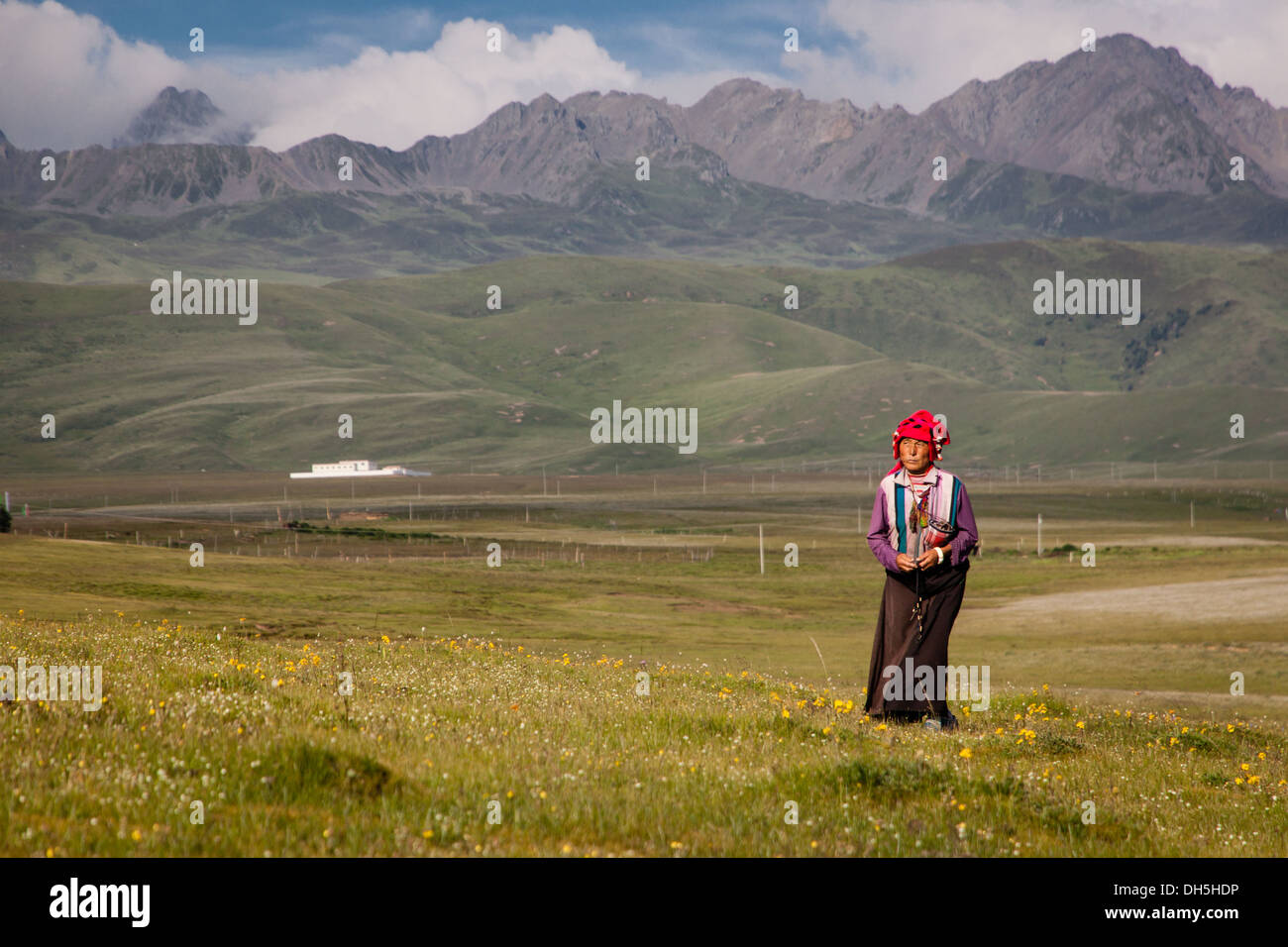 Tibetische Frau zu Fuß das Grasland der westlichen Sichuan Provinz Stockfoto