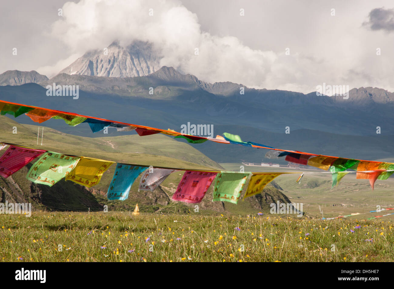 Der Blick über auf die hohen Gipfel des östlichen Tibet-Plateaus von Tagong in westliche Sichuan-Provinz in China Stockfoto