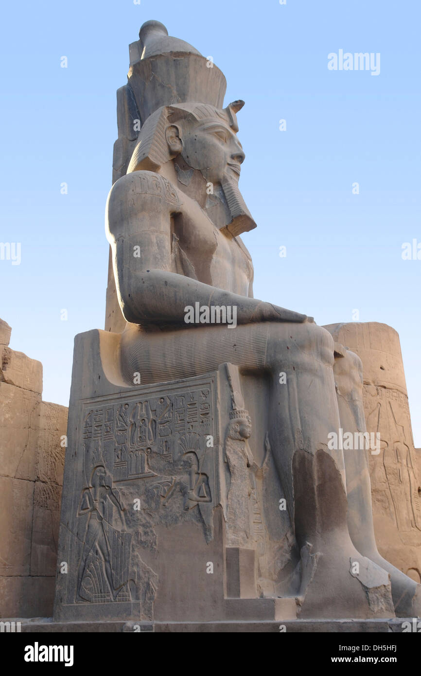 seitliche Aufnahme eines sitzenden pharaonischen Statue auf dem alten Luxor-Tempel in Ägypten (Afrika) Stockfoto