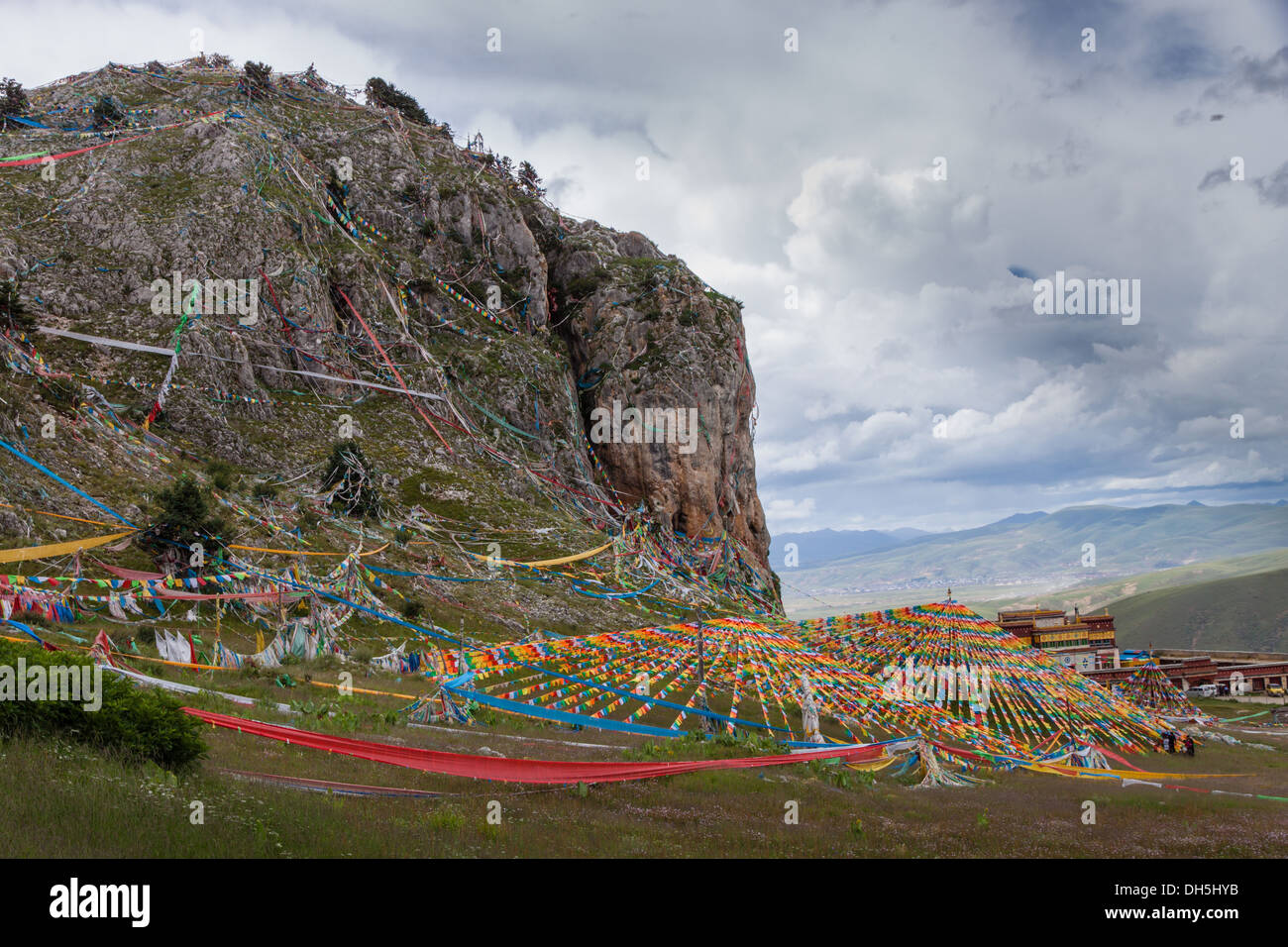 Ein Heiliger Berg bedeckt Gebetsfahnen in der Nähe von Lithang in der Provinz Sichuan, China Stockfoto