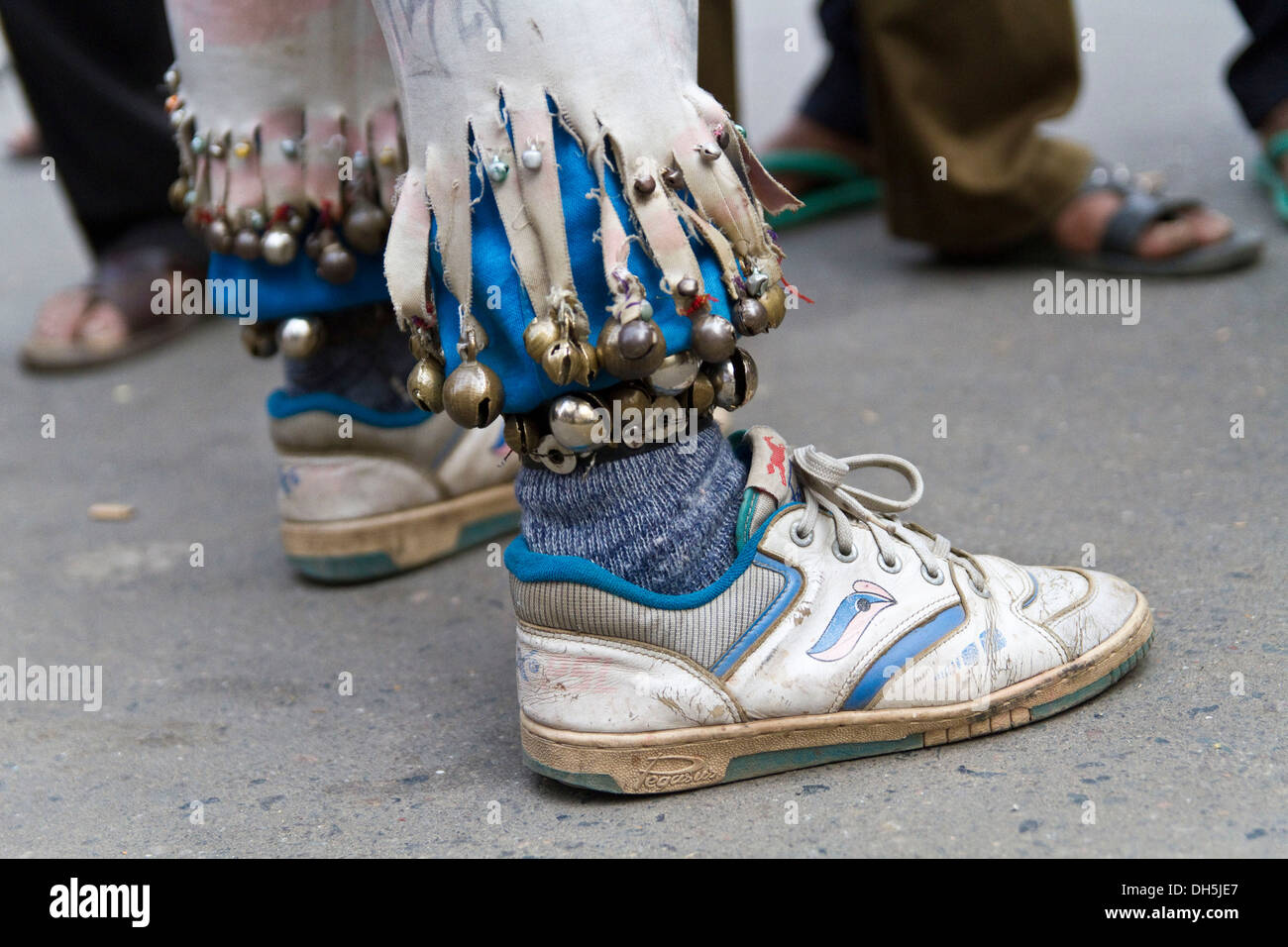 Beine mit Glocken und Sneakers, Dhaka, Bangladesch, Südasien, Asien Stockfoto