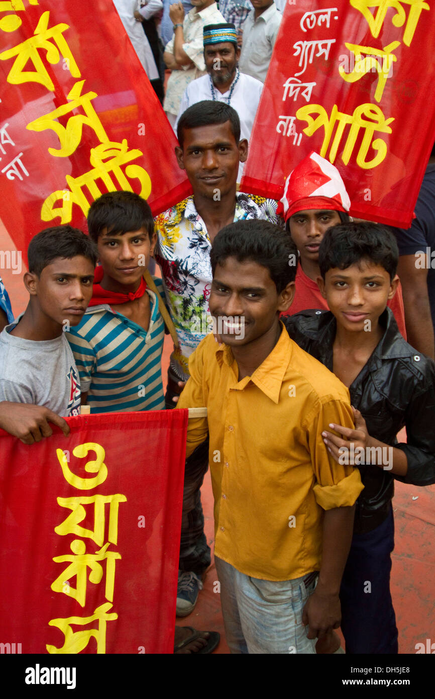 Unterstützer einer kommunistischen Partei demonstrieren gegen die herrschende Partei Awami-Liga, Dhaka, Bangladesch, Südasien, Asien Stockfoto