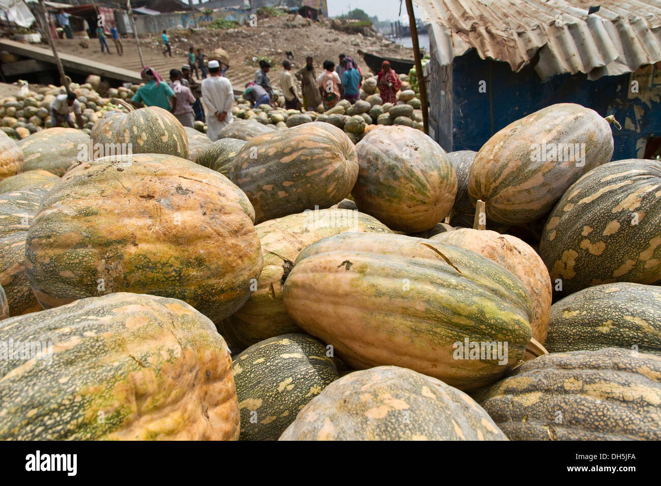 Kürbisse auf einen Haufen an den Ufern der Buriganga Fluß, Dhaka, Bangladesch, Südasien Stockfoto