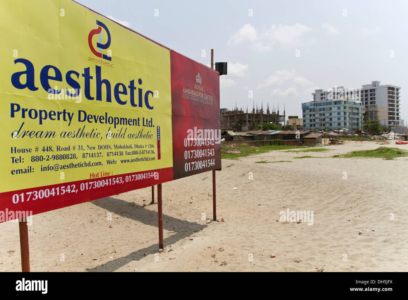 Plakat der Firma "Ästhetischen" Werbung für neue Bauvorhaben auf dem Strand Cox Bazar, Bangladesch, Südasien Stockfoto