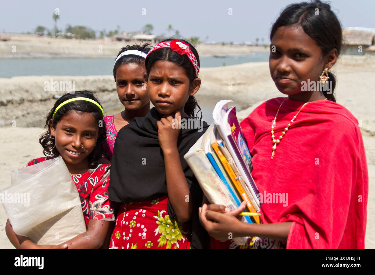 Vier Mädchen mit Schulbüchern, Gabura, Sundabarns, Bezirk Khulna, Bangladesh, Südasien, Asien Stockfoto