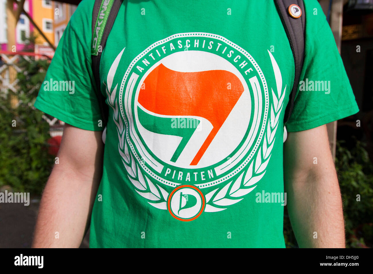 T-Shirt "Piratenpartei", Antifa-Logo, Berlin Stockfoto