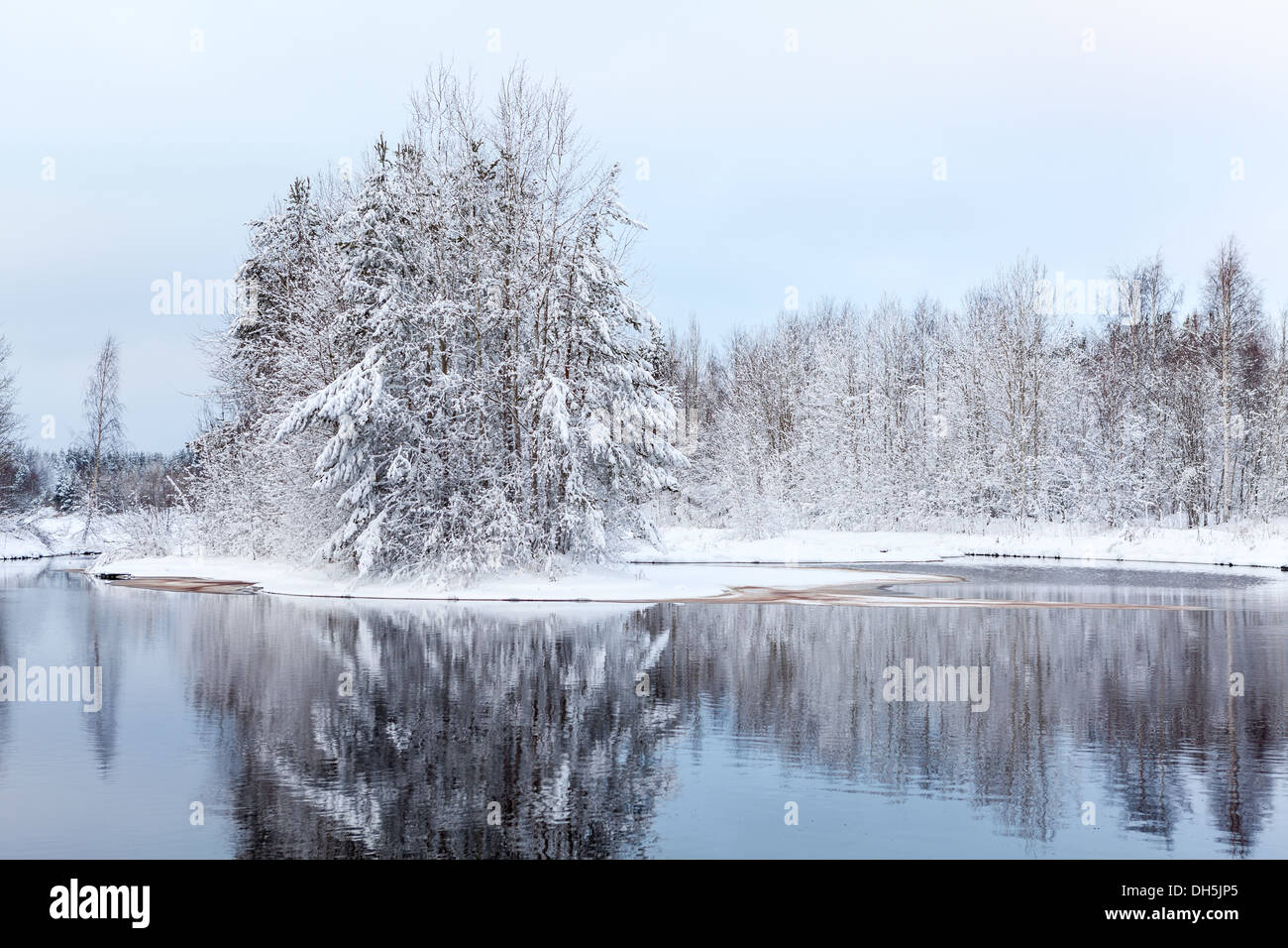 Warmen frostfreien See mit Schmelzwasser Pfütze im Wald. Karelien, Russland Stockfoto
