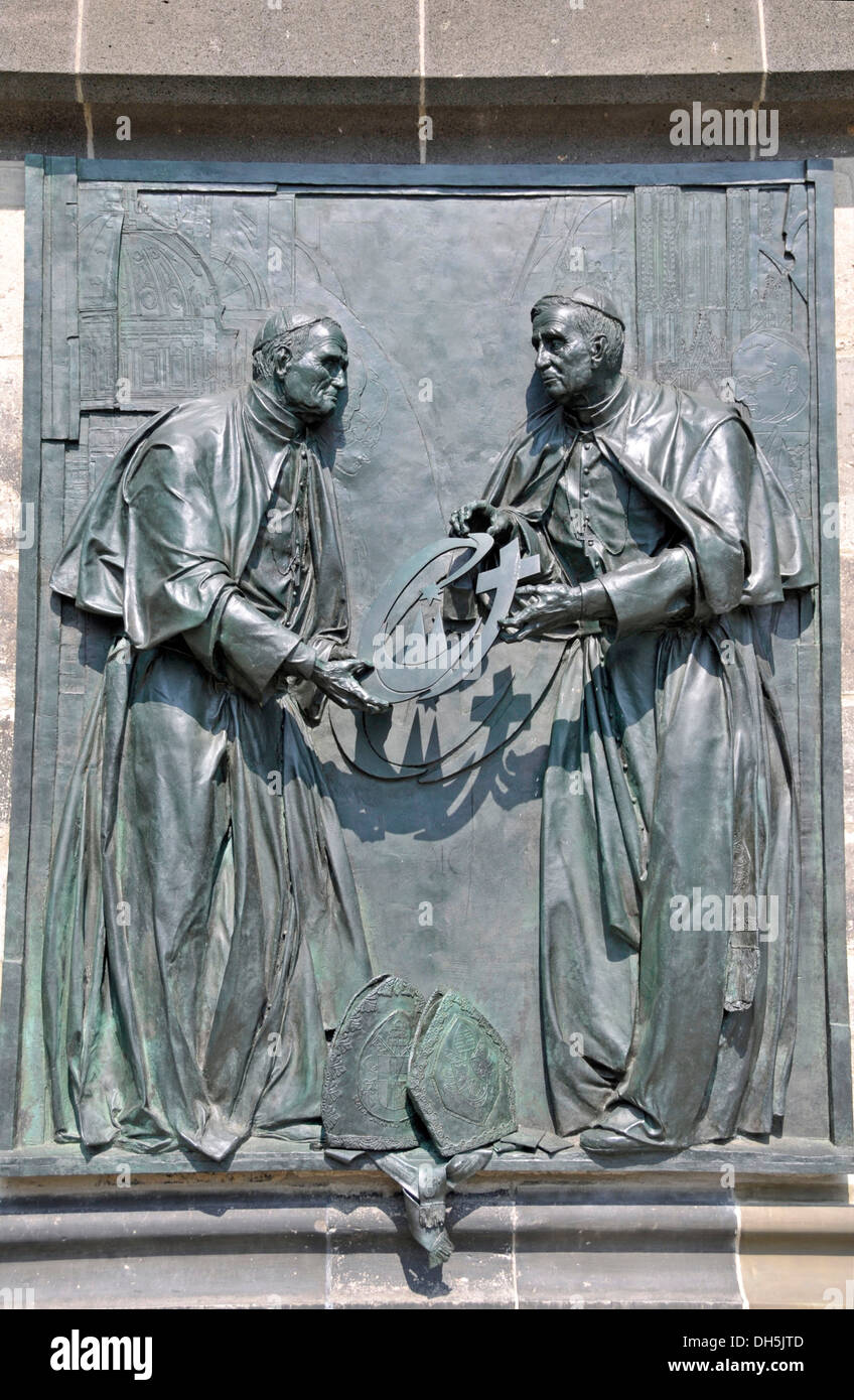 Papst Johannes Paul II übergibt das Weltjugendtagskreuz seinem Nachfolger Papst Benedikt XVI., Bronzerelief von dem Düsseldorfer Künstler Stockfoto
