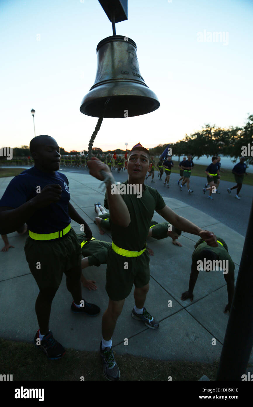 Eine neue Marine der Ostindien-Kompanie, 3. rekrutieren Training Bataillon, klingelt 1. rekrutieren Training Bataillon während eine motivation Stockfoto