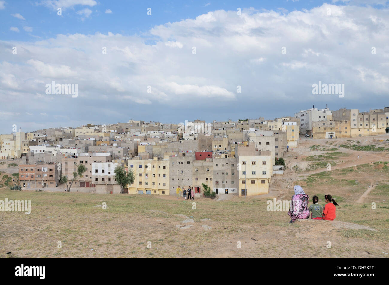Häuser und Wohnungen der ärmeren Bevölkerung, Siedlung außerhalb von Fez, Marokko, Afrika Stockfoto