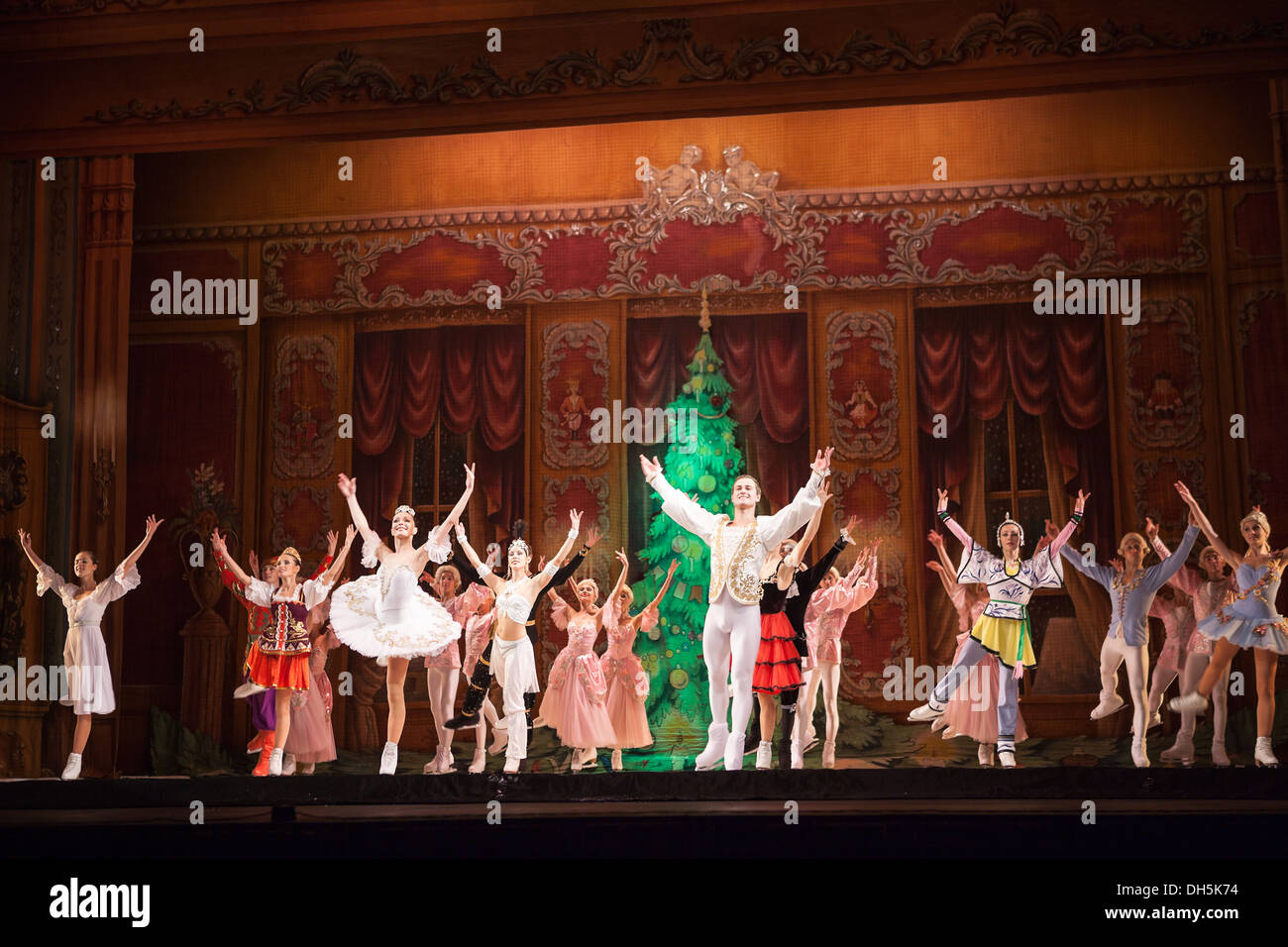 Die Künstler nach dem Eis-Ballett "Der Nussknacker" (Shchelkunchik) auf ca. Oktober 2013 in Sankt-Petersburg, Russland Stockfoto