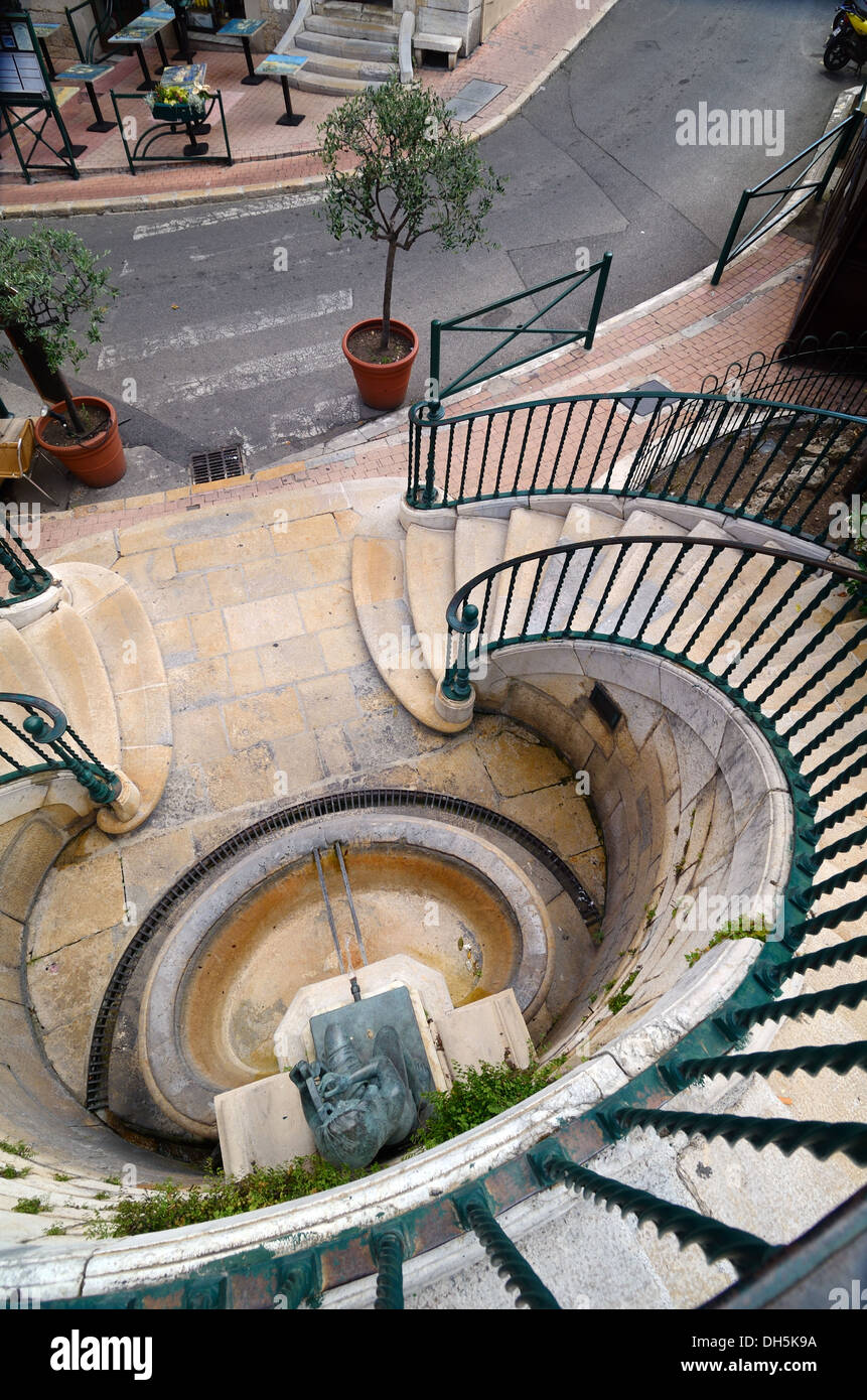 Blick über die runde Treppe und den Straßenbrunnen Grasse Alpes-Maritimes Frankreich Stockfoto