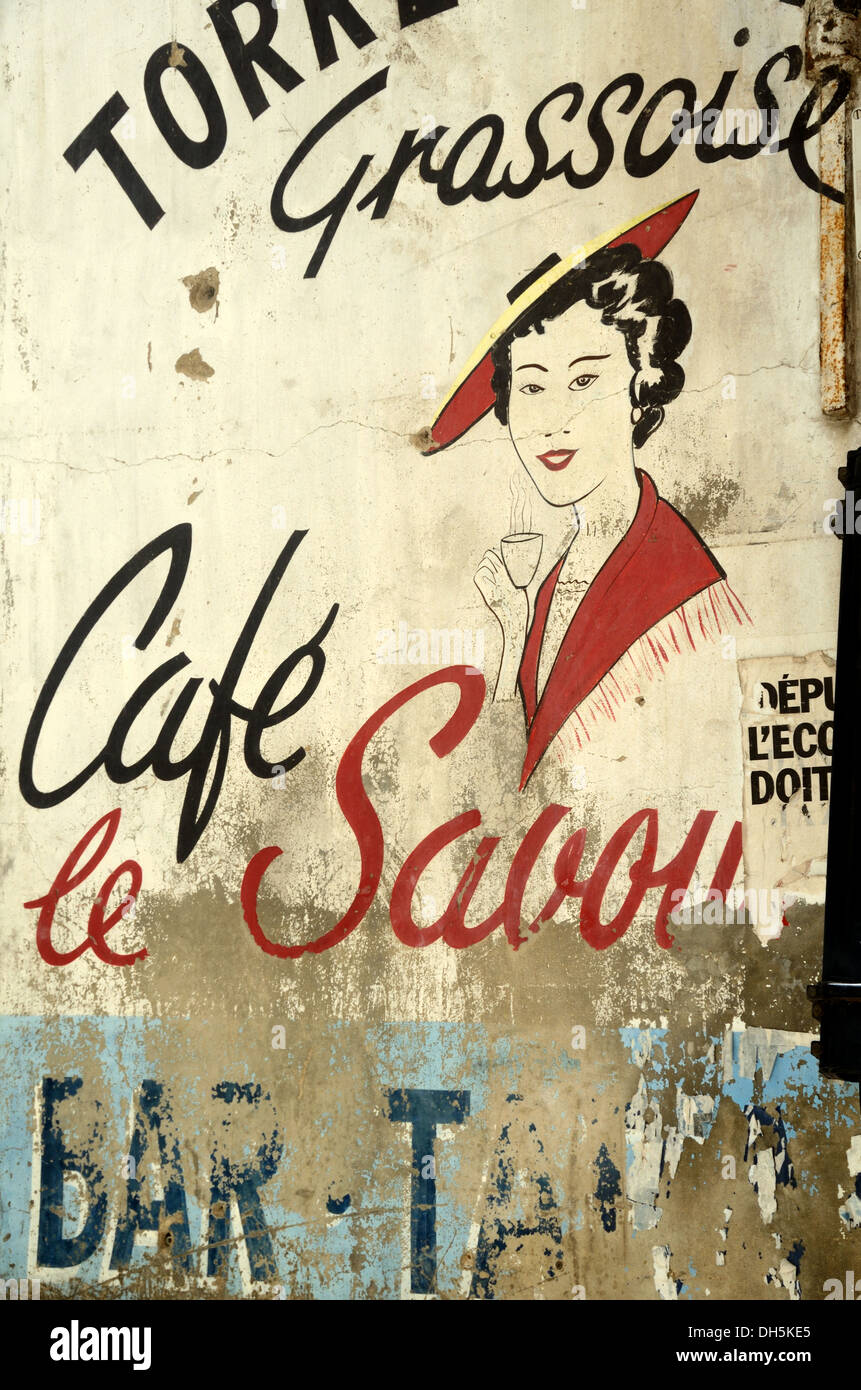 Alte Wand Anzeige der Frau trinken Kaffee für le Savoy Cafe Bar oder Kaffeehaus am Place Aux Aires Grasse Alpes-Maritimes Frankreich Stockfoto