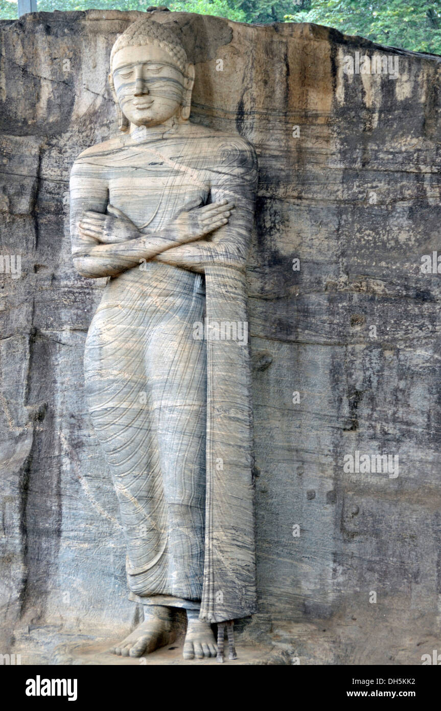 Stehende Statue mit gefalteten Armen, Historiker und Archäologen vermuten darin der Mönch Ananda, ein Jünger des Buddha Stockfoto