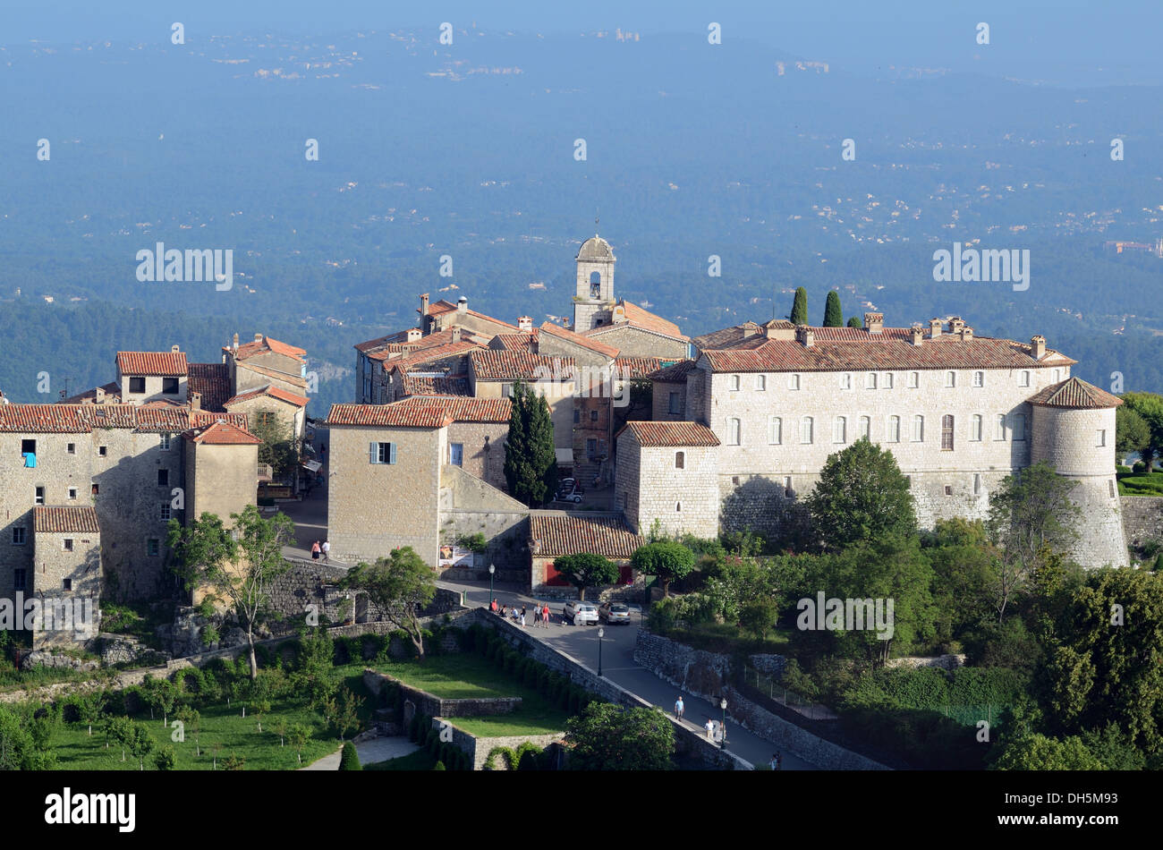 Blick Auf Das Dorf Gourdon Und Gourdon Chateau Alpes Maritimes Frankreich Stockfotografie Alamy