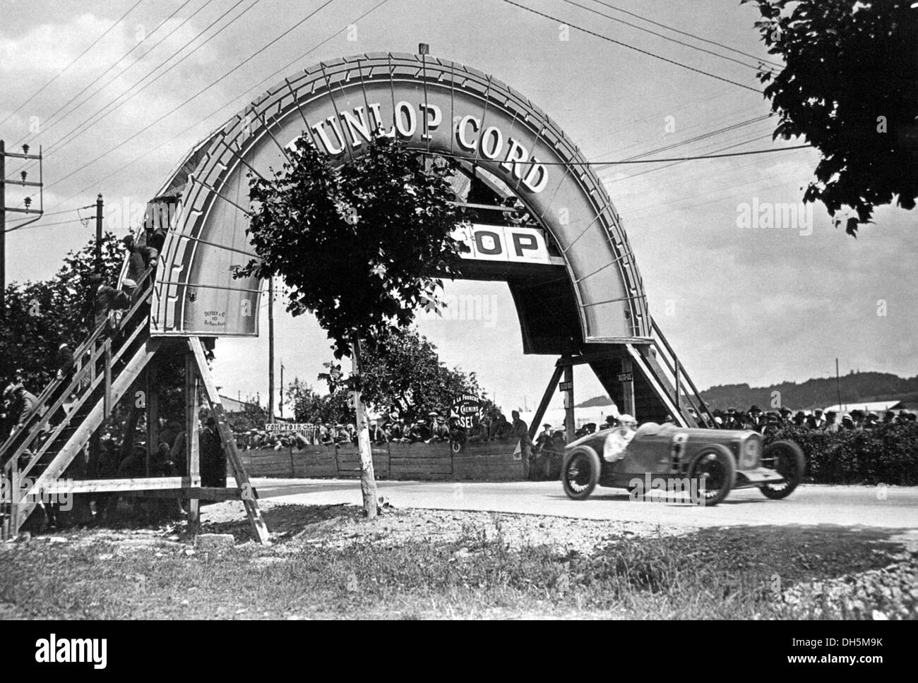 Robert Benoist Delage V12-Zylinder 2-Liter unter der Dunlop Brücke, französischen Grand Prix in Lyon-Givors, Frankreich 1924 fahren. Stockfoto