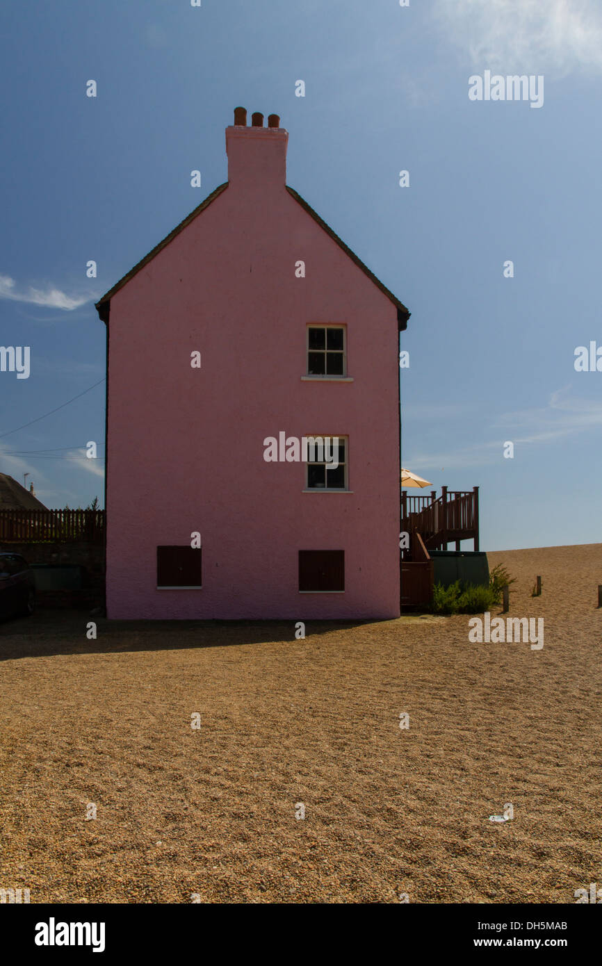 Rosa gemaltes Haus, West Bay Beach, Bridport, Dorset, England, Vereinigtes Königreich Stockfoto