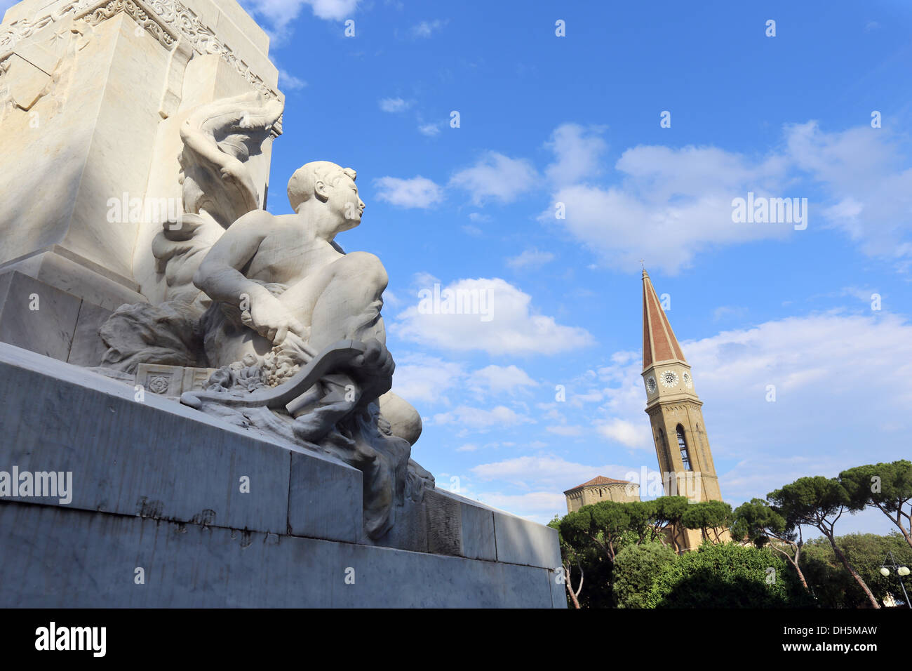 Denkmal für Petrarca, der Vater des Sonetts mit der Cattedrale di Arezzo in den Hintergrund, Toskana, Italien Stockfoto