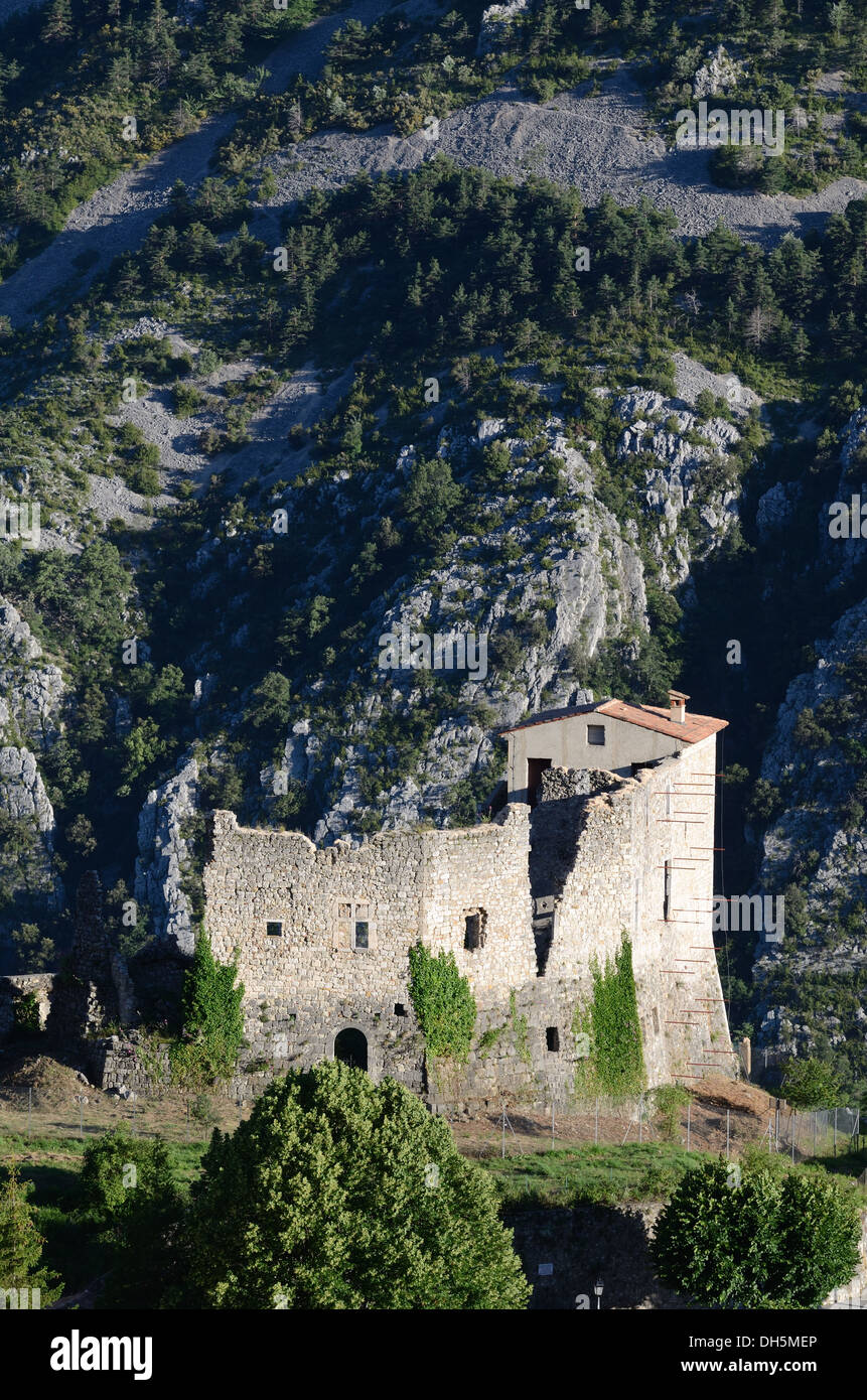 Ruinierte Burg oder Château in Gréolières im Vallée du Loup oder Loup Valley Alpes-Maritimes Frankreich Stockfoto