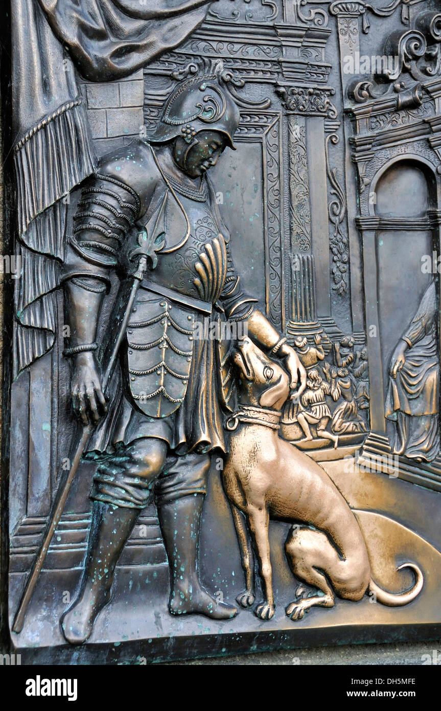 Bronzerelief auf der Statue des Hl. Johannes von Nepomuk, Edelmann mit Hund, den Hund berühren bringt Glück, Karlsbrücke, Prag Stockfoto