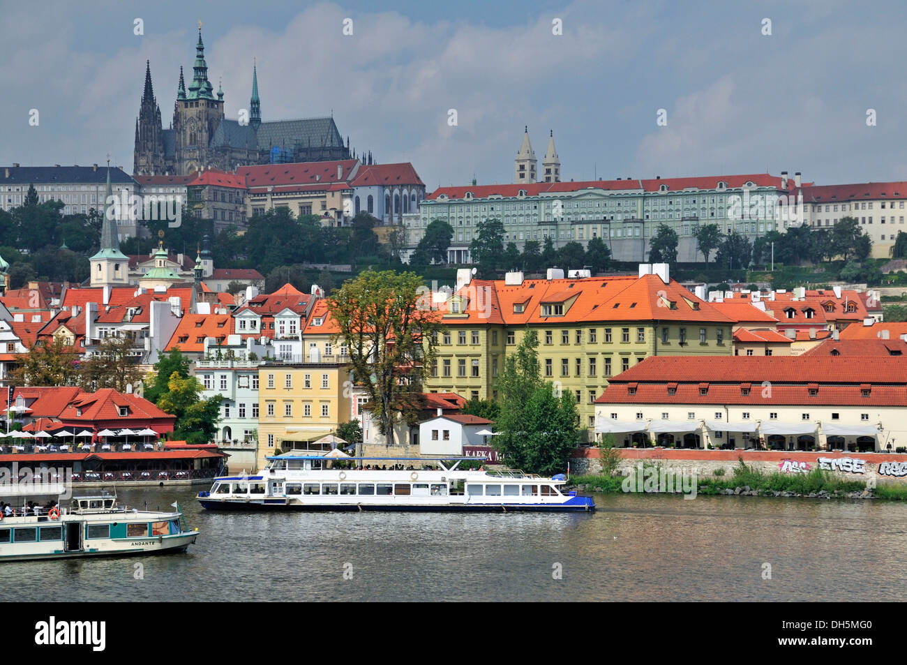 Ausflugsboote auf Vltava (Moldau), Prager Burg, Hradschin, Prag, Böhmen, Tschechische Republik, Europa, PublicGround Stockfoto