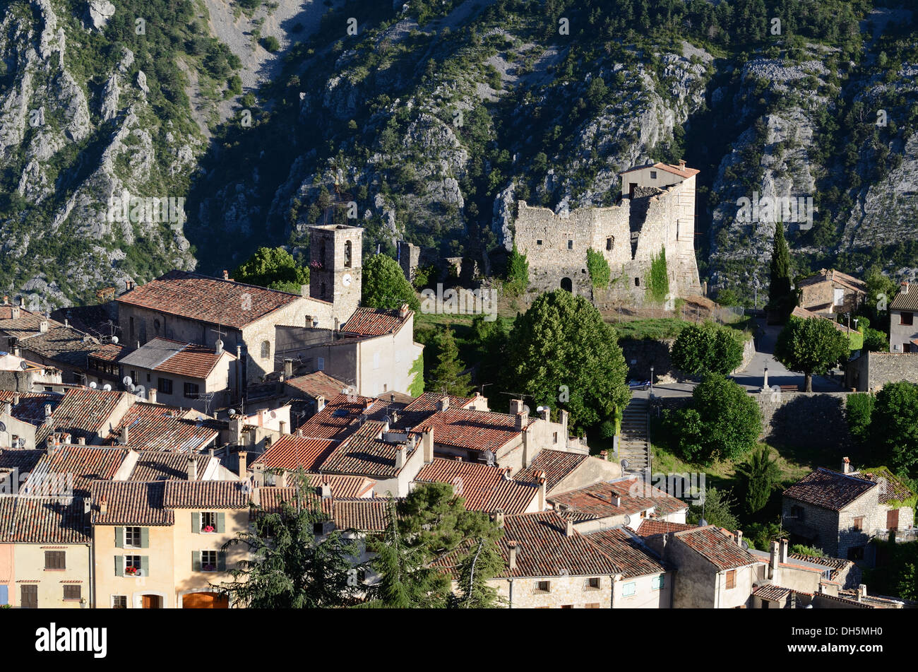 Blick über die Dächer des Dorfes und Ruinierte Château oder Burg im Gréolières Alpes-Maritimes Frankreich Stockfoto