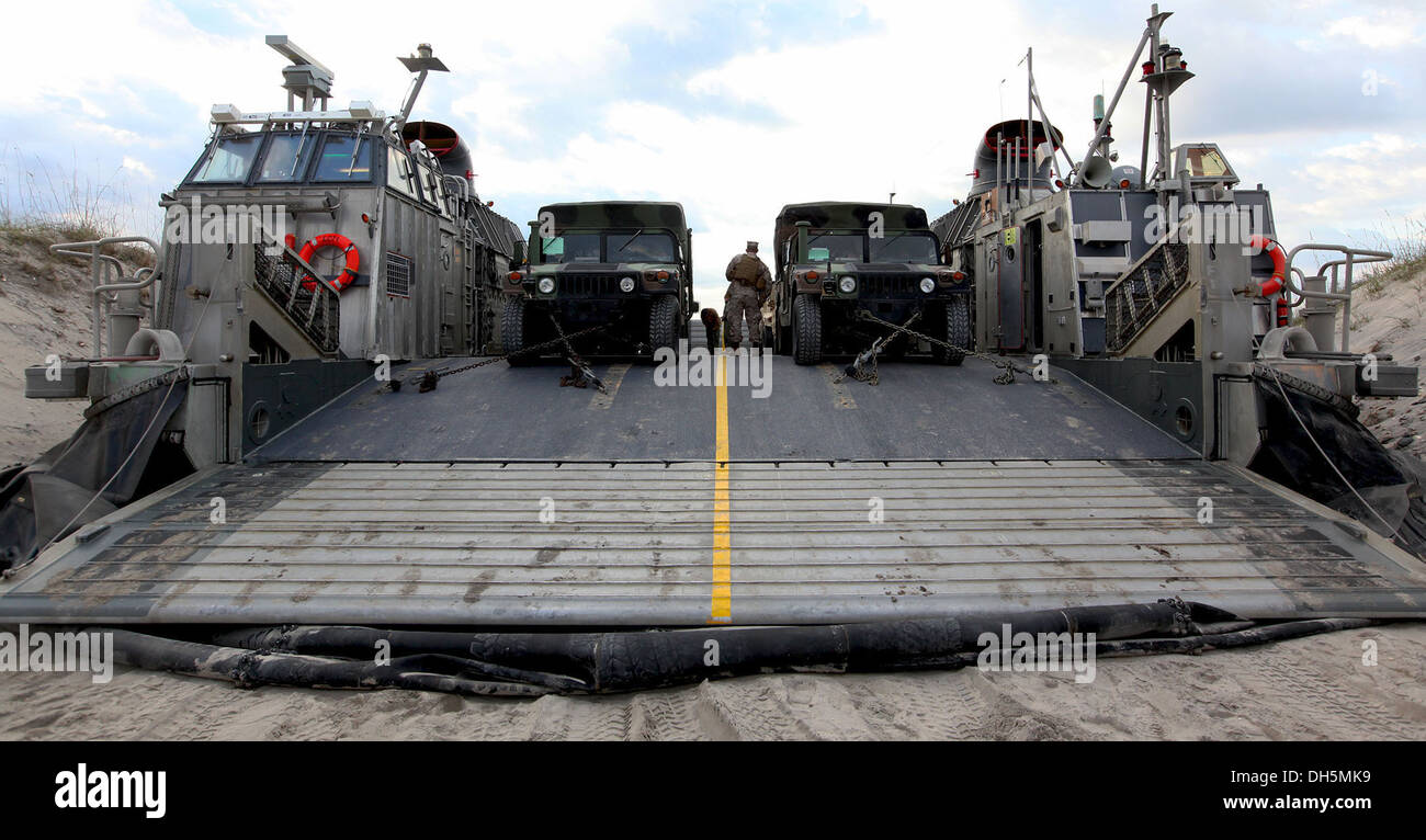 Zwei US Marine Corps Humvees sind auf dem Deck eines US Navy Landing craft, Luftpolster bei einer Bewegung des 2 geschnallt. Stockfoto