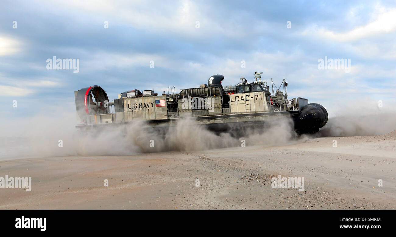 Ein US-Marine-Landungsboot transportiert Luftpolster 22. Marine Expeditionary Unit (MEU) Ausrüstung im Marine Corps Base Camp Lejeune, North Carolina, 25. Oktober 2013. Die 22. MEU und Bataan amphibische bereit Gruppe (ARG) führen die ARG/MEU Übung oder ARG/MEU E Stockfoto