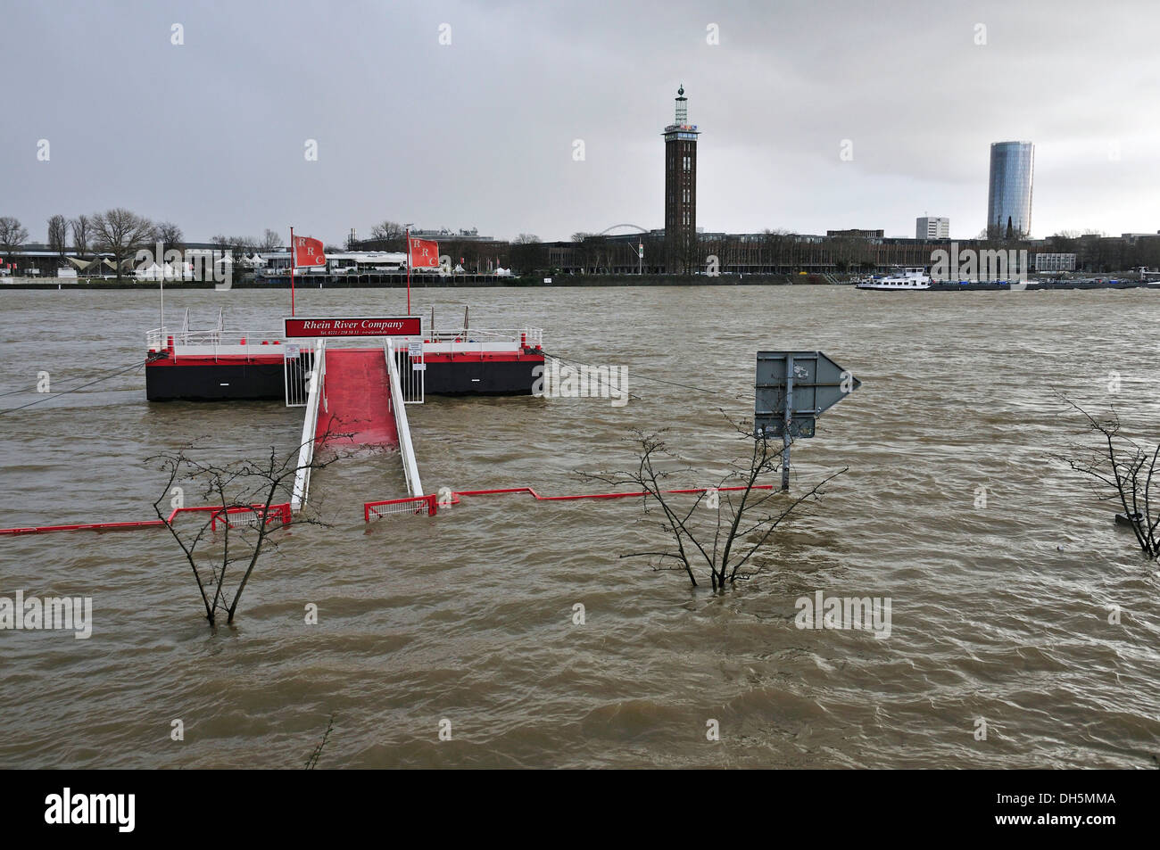 Rhein-Hochwasser, Pier, Versand, Köln, Nordrhein-Westfalen, PublicGround Stockfoto