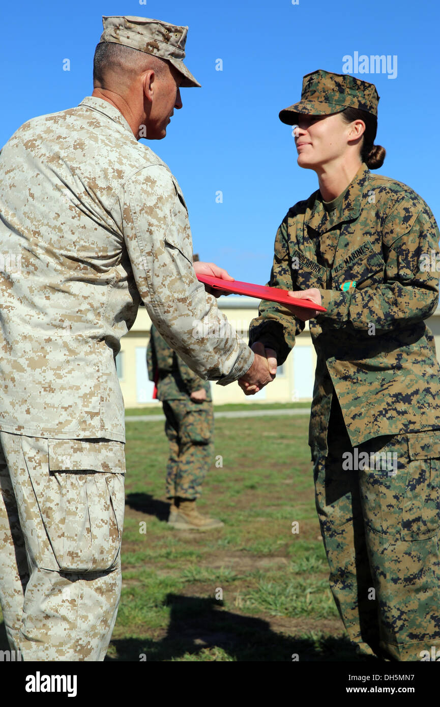 Brigadier General James Lukeman, Kommandierender general der 2. Marine-Division, präsentiert 2. Lt. Sophie Funderburk, Assistent Logistik Officer Schwarzmeer Rotations Kraft 14 und Wilmington, North Carolina stammende mit Navy und Marine Corps Achievement Medal bei Miha Stockfoto