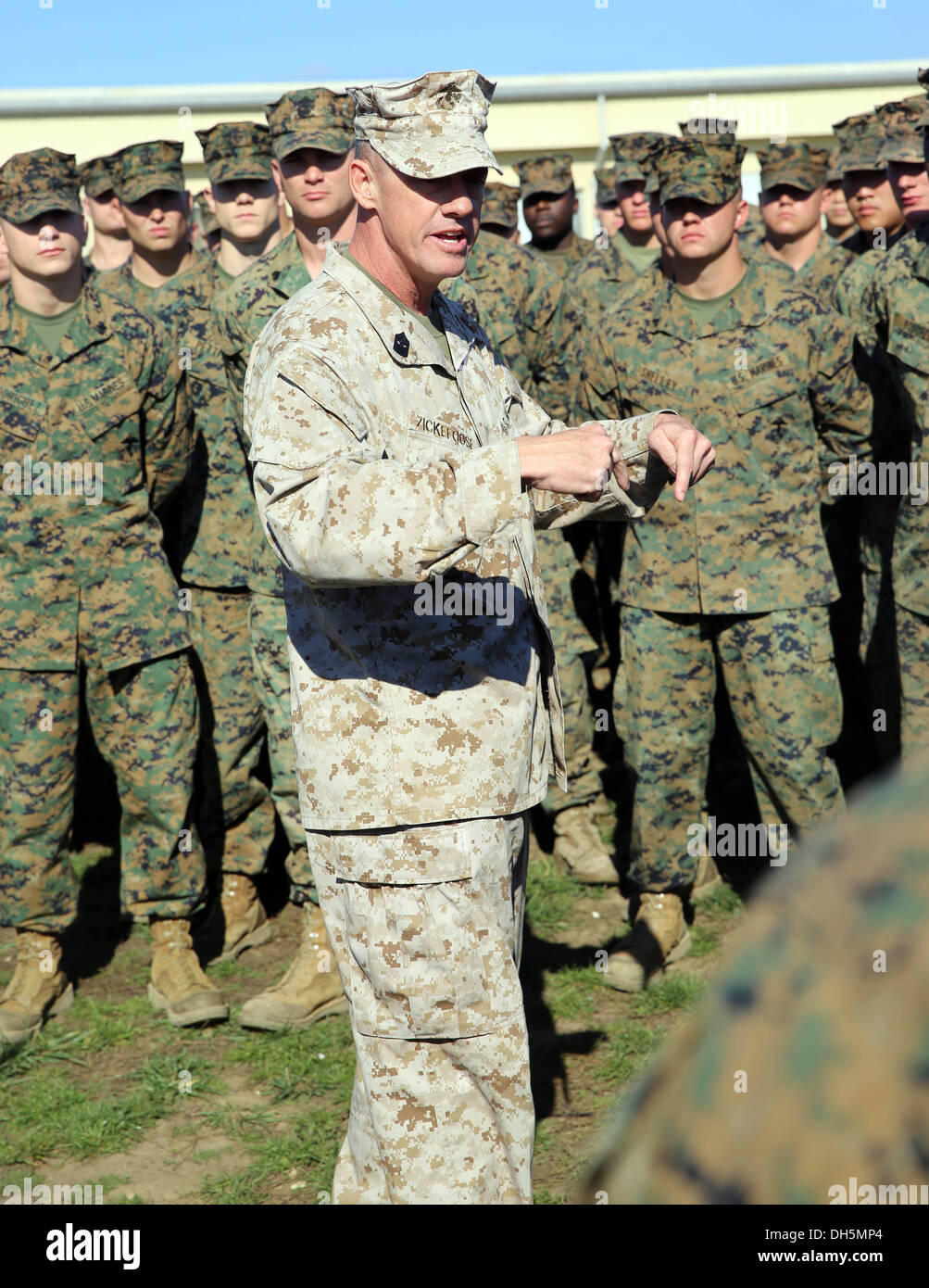 Sergeant Major Bryan Zickefoose, Sergeant-Major der 2. Marine-Division befasst sich mit Marines und Segler mit Schwarzmeer Rotations Kraft 14 bei Mihail Kogalniceanu, Rumänien, 25. Oktober 2013. BSRF-14 Marines und Segler sind Bestandteil der erste Ganzjahres Drehung des Stockfoto