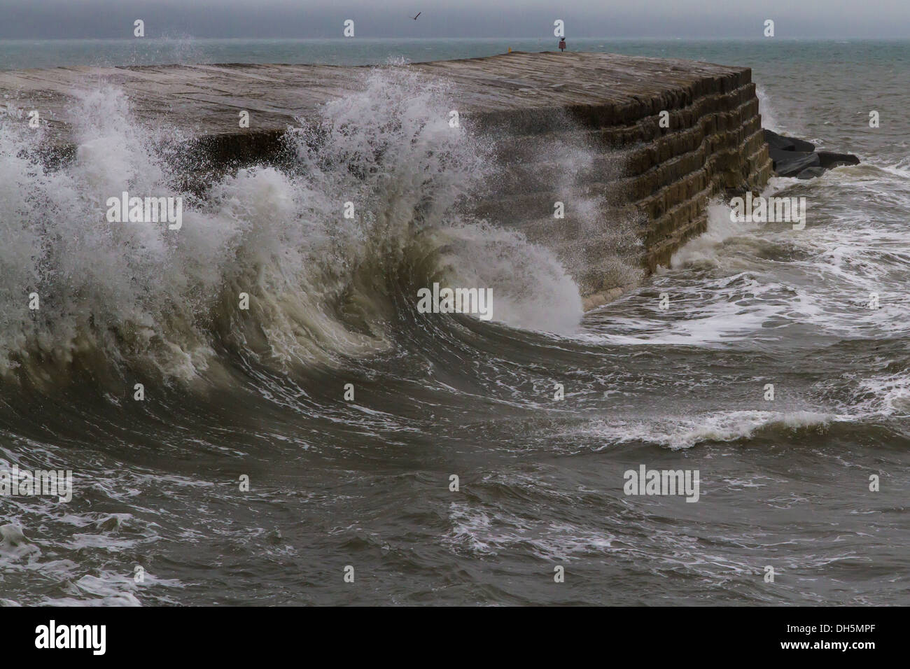 Wellen, die über The Cobb – schützt den Hafen. Berühmte Szene aus dem Film "The French Lieutenant es Woman" Stockfoto