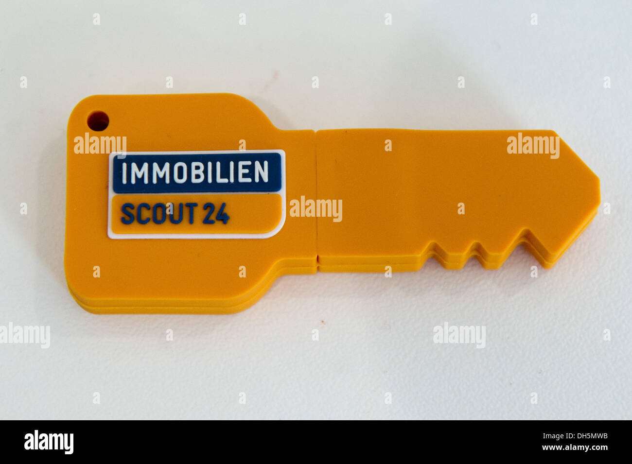 Berlin, Deutschland. 1. November 2013. Einen USB-Stick in Form eines Schlüssels mit dem Logo der das Internetunternehmen ImmobilienScout24 während einer Pressekonferenz in Berlin, Deutschland, 1. November 2013. Foto: MAURIZIO GAMBARINI/Dpa/Alamy Live News Stockfoto
