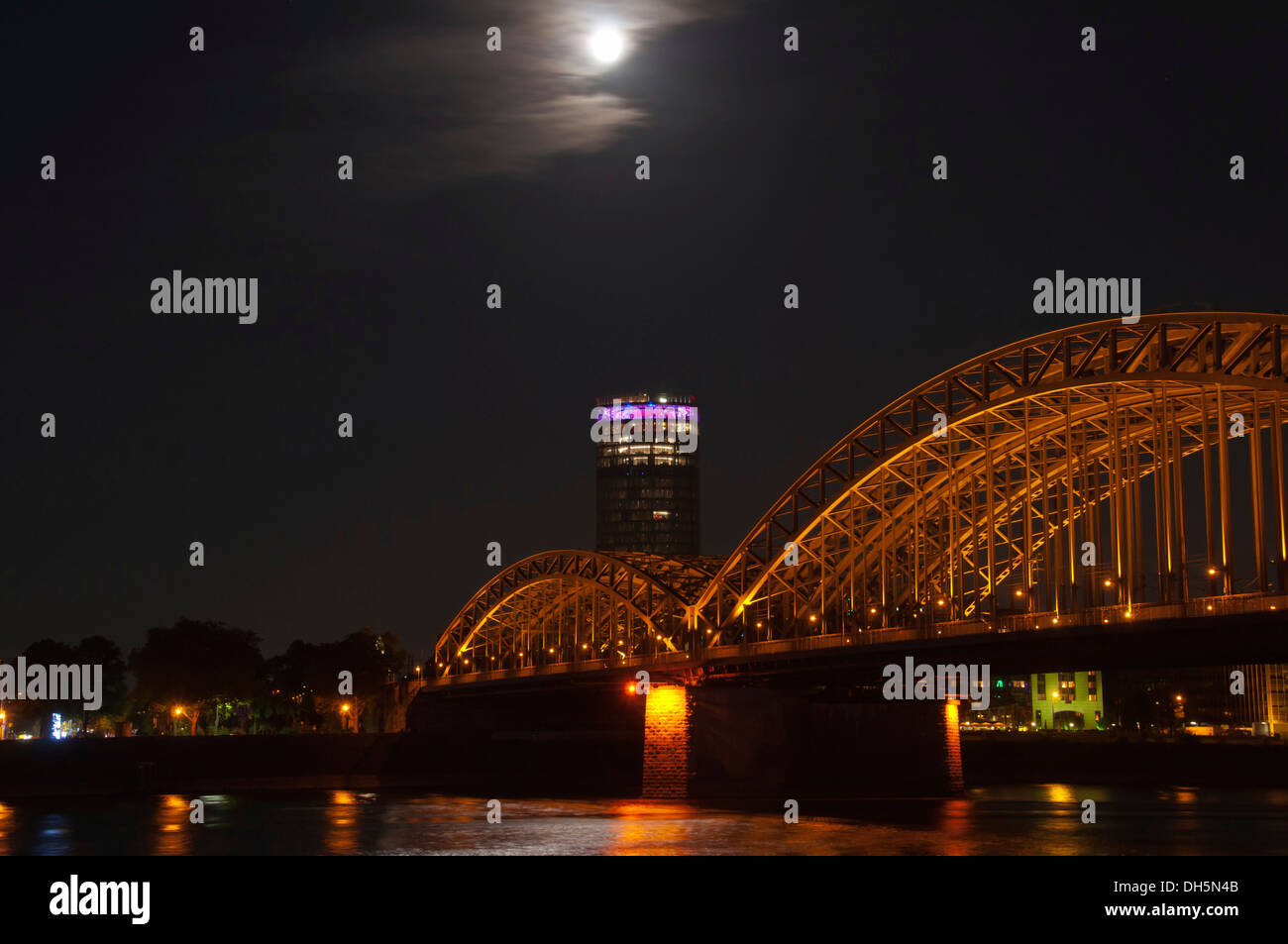 Hohenzollernbrücke bei Nacht, Köln Triangle Turm hinten, Rhein, Köln, Rheinland, Nordrhein-Westfalen Stockfoto