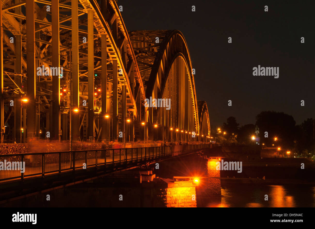 Hohenzollernbrücke bei Nacht, Rhein, Köln, Rheinland, Nordrhein-Westfalen Stockfoto
