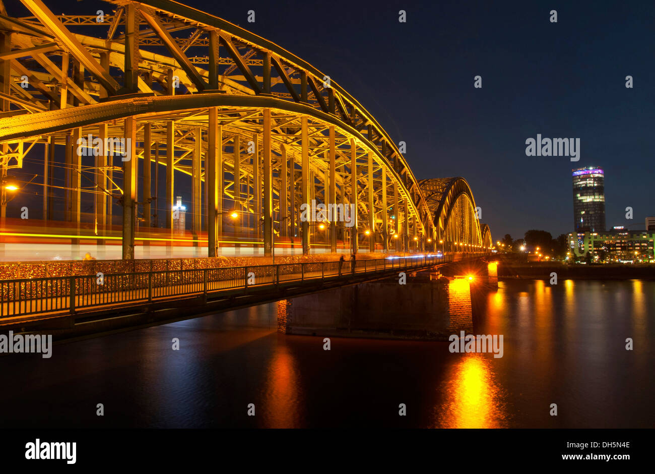 Hohenzollernbrücke bei Nacht, Köln Triangle Turm hinten, Rhein, Köln, Rheinland, Nordrhein-Westfalen Stockfoto