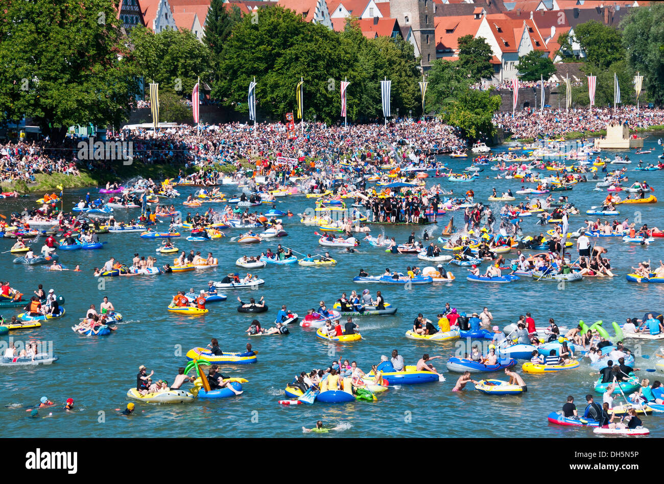 Unter dem Motto Boote auf dem "Nabada" Boot parade auf "Schwörmontag", einem traditionellen Ulm Urlaub, Donau, Ulm, Baden-Württemberg Stockfoto