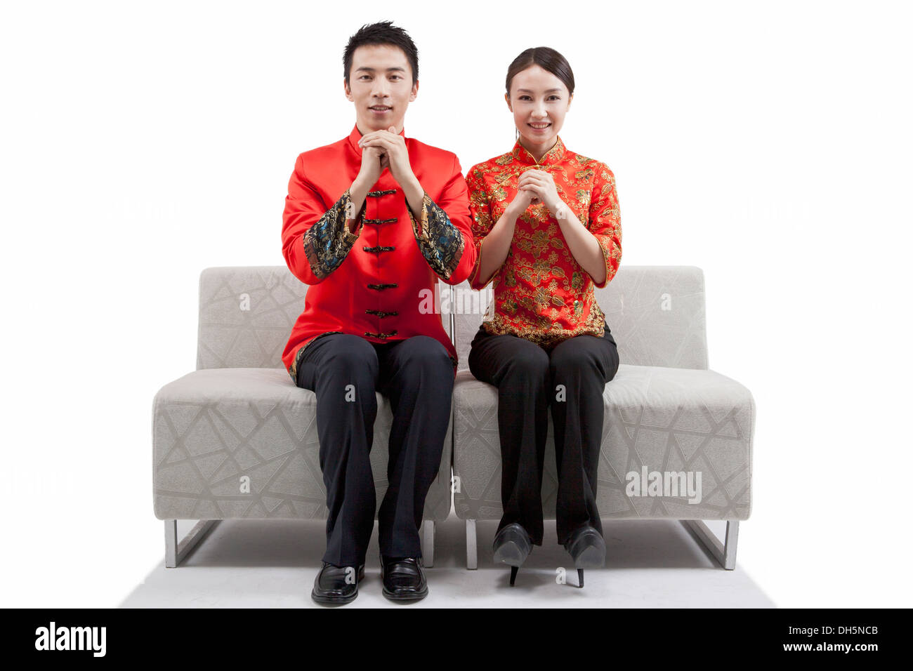 Junge Paare Kostüm um Neujahr zu tragen Stockfoto