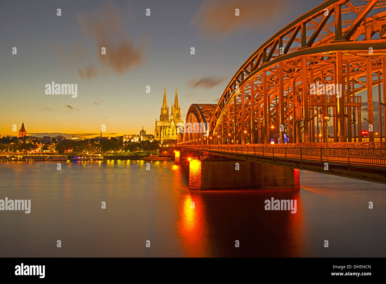 Blick über den Rhein mit groß St. Martin-Kirche, Museum Ludwig, Köln Kathedrale und Hohenzollernbruecke Brücke Stockfoto