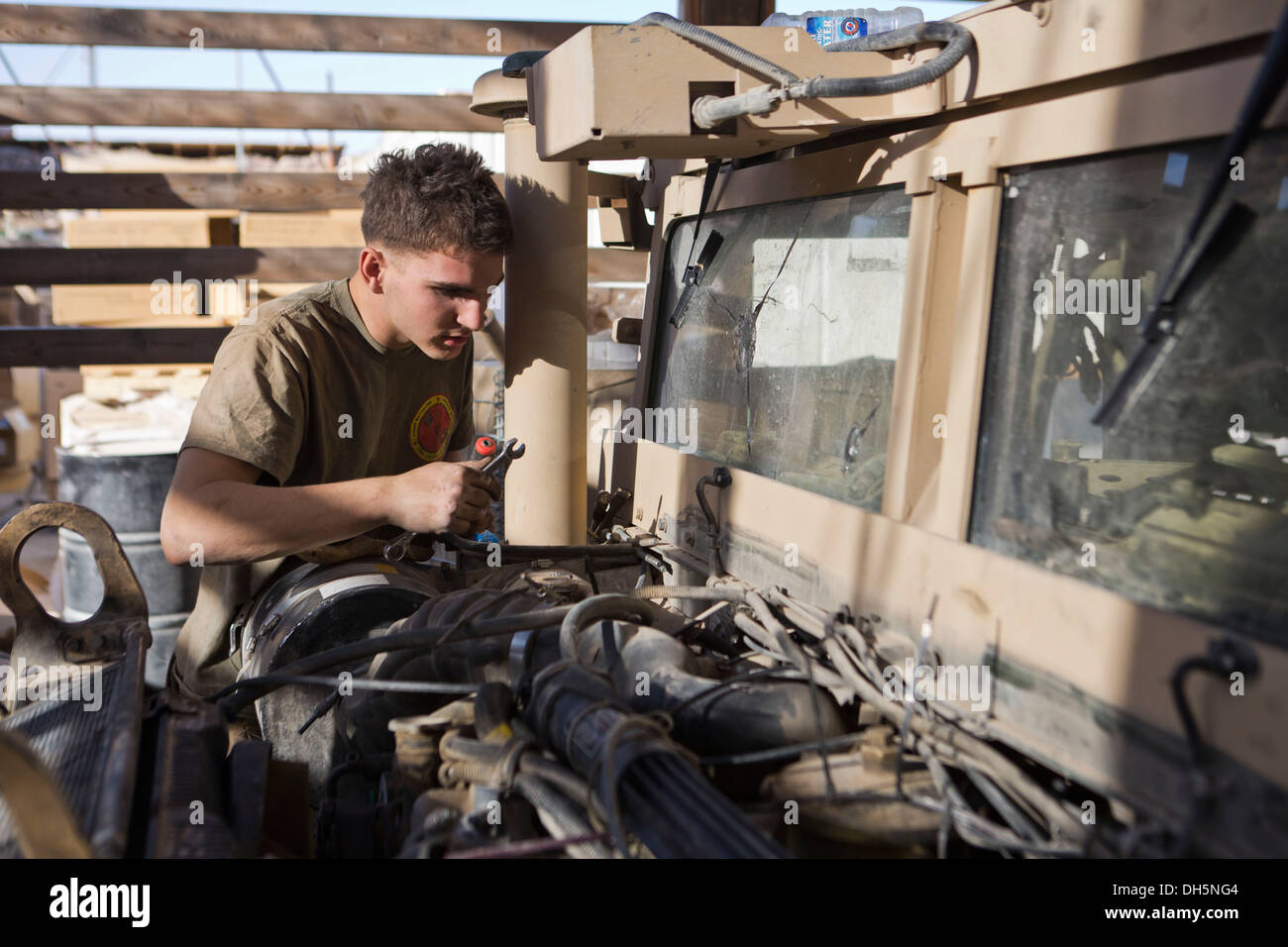 U.S. Marine Corps Lance Cpl. Alex Thomason, Kraftverkehr Mechaniker mit Lima Unternehmen, 3. Bataillon, 7. Marineregiment Reparaturen eine M1114 hohe Mobilität auf Rädern Mehrzweckfahrzeug auf Forward Operating Base (FOB) Zeebrugge, Kajaki District, Helmand pr Stockfoto