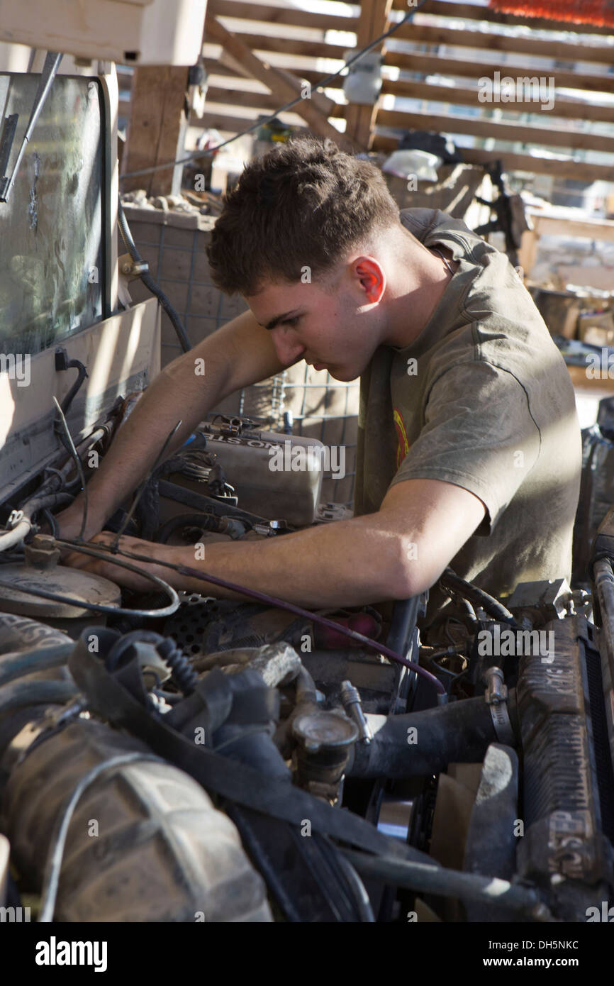 U.S. Marine Corps Lance Cpl. Alex Thomason, Kraftverkehr Mechaniker mit Lima Unternehmen, 3. Bataillon, 7. Marineregiment Reparaturen eine M1114 hohe Mobilität auf Rädern Mehrzweckfahrzeug auf Forward Operating Base (FOB) Zeebrugge, Kajaki District, Helmand pr Stockfoto