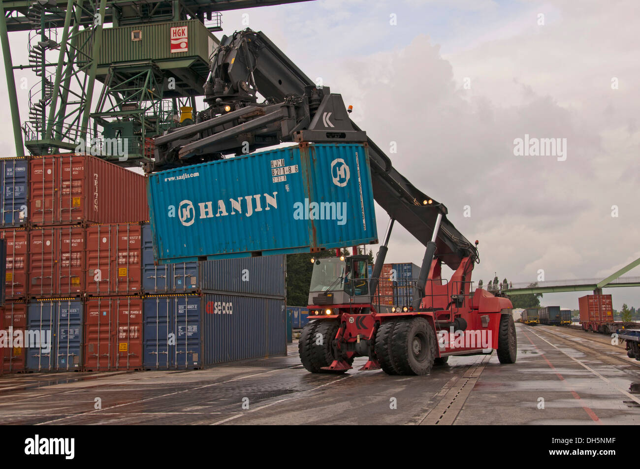 Container terminal, Kalmar-Spreader Umgang mit Containern geliefert per Bahn, Westkai terminal, Köln-Niehl Stockfoto